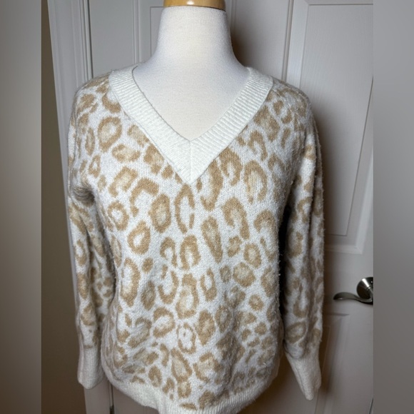 Leopard Print V-Neck Sweaterby Nine West - Cream and Tan- Size Medium - Picture 8 of 9